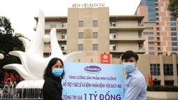 Vinamilk tăng cường sản phẩm dinh dưỡng để hỗ trợ y bác sĩ & bệnh nhân bệnh viện Bạch Mai với tổng giá trị 1 tỷ đồng