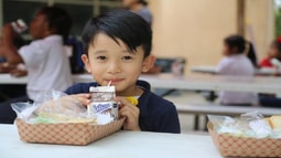 Nhà máy sữa tại Mỹ của Vinamilk ủng hộ 23 ngàn lít sữa cho người dân khó khăn trong đại dịch tại Mỹ