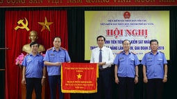  UBND thành phố Đà Nẵng tặng Cờ đơn vị dẫn đầu phong trào thi đua cho VKSND thành phố Đà Nẵng