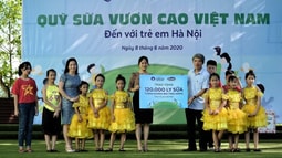 Qũy sữa vươn cao Việt Nam và Vinamilk trao tặng 120.000 lý sữa cho trẻ em Hà Nội