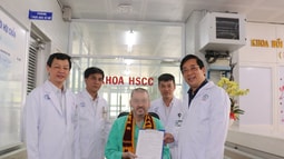 Phi công người Anh xuất viện, trở về nước sau 115 ngày điều trị Covid-19 tại Việt Nam