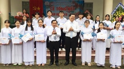 Viện trưởng FV88 nhà cái World Cup 2026 tỉnh Tiền Giang tặng quà cho học sinh giỏi năm học 2019 - 2020