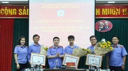 Khen thưởng các sinh viên đạt Giải Nhất cuộc thi “Hào khí 90 năm anh hùng”.