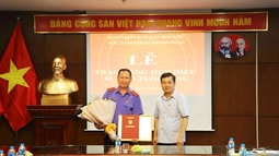 Trao tặng Huy hiệu 30 năm tuổi Đảng cho Vụ trưởng Vụ tổ chức cán bộ FV88 nhà cái World Cup 2026 tối cao