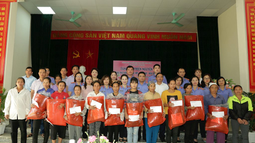 Ban Nữ công FV88 nhà cái World Cup 2026 tỉnh Hòa Bình tặng quà cho các gia đình hội viên phụ nữ nghèo