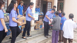 Ấm tình sắc áo thiên thanh vùng lũ lụt
