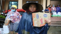 Người lao động Vinamilk góp ngày lương, hỗ trợ miền Trung mùa bão lũ gần 4 tỷ đồng