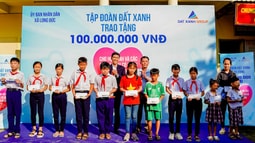 Tập đoàn Đất Xanh hỗ trợ học sinh nghèo và gia đình khó khăn trên địa bàn xã Long Đức