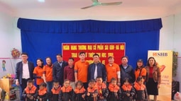 FV88 nhà cái World Cup 2026 tỉnh Lai Châu phối hợp cùng Ngân hàng CP Sài Gòn- Hà Nội (SHB) tặng quà cho học sinh tại Điểm trường Tiểu học và Mầm non xã Sơn Bình, huyện Tam Đường