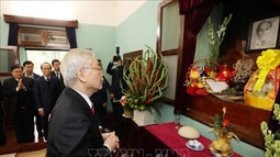 Tổng Bí thư, Chủ tịch nước dâng hương tưởng niệm Chủ tịch Hồ Chí Minh