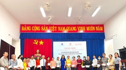 Tổng Công ty Becamex IDC trao tặng 1.000 thẻ BHYT cho người dân có hoàn cảnh khó khăn do dịch bệnh Covid-19
