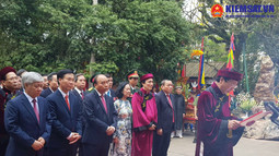 Ảnh: Chủ tịch nước Nguyễn Xuân Phúc dâng hương tưởng niệm các Vua Hùng