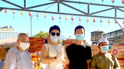 Trong tâm dịch Covid-19, bà Lê Hoàng Diệp Thảo tặng quà cho trẻ mồ côi dịp 1/6
