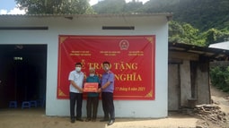 Trao tặng “Nhà tình nghĩa” tại huyện Sìn Hồ