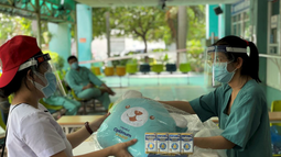 Món quà sức khỏe Vinamilk gửi đến bác sĩ, bệnh nhi F0 tại Bệnh viện Trưng Vương TP. HCM