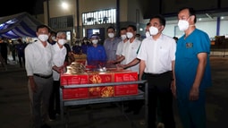 Becamex IDC tặng quà Trung thu cho trẻ em ở Khu điều trị bệnh nhân covid-19 Thới Hòa