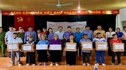 VKSND huyện Than Uyên phối hợp tổ chức tuyên truyền, phổ biến giáo dục pháp luật và trao tặng quà tại xã Tà Hừa