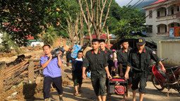 VKSND huyện Kỳ Sơn, tỉnh Nghệ An chung tay khắc phục hậu quả lũ lụt