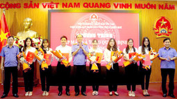 Trao quyết định tiếp nhận, điều động 07 công chức mới được tuyển dụng tại VKSND tỉnh Thừa Thiên Huế 