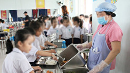 Bộ Giáo dục và Đào tạo yêu cầu tăng cường bảo đảm an toàn thực phẩm khi tổ chức bữa ăn học đường