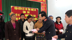 VKSND tỉnh Nghệ An thăm và tặng quà Tết các hộ gia đình đặc biệt khó khăn
