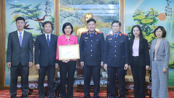 Viện trưởng VKSND tối cao tặng Bằng khen cho Đại sứ đặc mệnh toàn quyền Việt Nam tại Vương quốc Ma-rốc