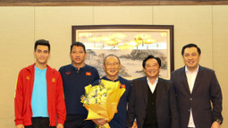 Lãnh đạo tỉnh Bình Dương thăm, động viên HLV Park Hang Seo và Tiến Linh trước trận chung kết lượt đi với Thái Lan