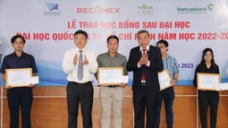 Becamex IDC trao tặng học bổng cho học viên cao học, nghiên cứu sinh ĐH Quốc gia TP Hồ Chí Minh