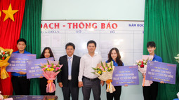 Trường Đại học Quốc tế Miền Đông phối hợp cùng Becamex VSIP Bình Định trao tặng học bổng toàn phần cho học sinh lớp 12 tại Bình Định