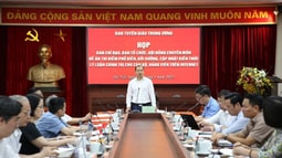 Hoàn thiện hệ thống thí điểm phổ biến, bồi dưỡng, cập nhật kiến thức lý luận chính trị