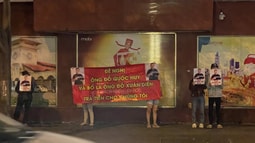 TP. HCM: Người dân căng khẩu hiệu đòi Giám đốc Công ty TNHH Eternal Properties Thảo Điền trả lại tiền đầu tư
