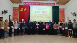 VKSND tỉnh Nghệ An với chương trình “Tết vì người nghèo” và trao tặng quà cho công chức, người lao động có hoàn cảnh khó khăn 