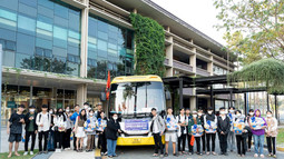 Ấm lòng chuyến xe "0 đồng" đưa sinh viên về quê ăn Tết của Trường Đại học Quốc tế Miền Đông