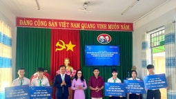 Trường Đại học Quốc tế Miền Đông trao học bổng toàn phần cho 10 học sinh Trường THPT Chuyên Nguyễn Chí Thanh (Đắk Nông) 