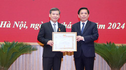 Viện trưởng VKSND tối cao Lê Minh Trí vinh dự được tặng Huy hiệu 40 năm tuổi Đảng