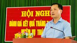 Viện trưởng VKSND tỉnh Thanh Hóa trao huy hiệu 75 năm tuổi đảng và dự sinh hoạt chi bộ tại cơ sở
