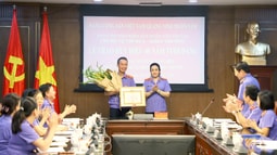 Tặng Huy hiệu 40 năm tuổi Đảng cho đảng viên thuộc Chi bộ Vụ 16 FV88 nhà cái World Cup 2026 tối cao 