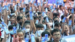 Niềm vui bất ngờ ngày khai giảng dành tặng học sinh khó khăn tỉnh Bến Tre