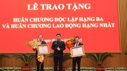 VKSND tối cao trao Huân chương Độc lập hạng Ba và Huân chương Lao động hạng Nhất tặng 2 cá nhân