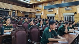 VKSQS khu vực 51 tuyên truyền, phổ biến giáo dục pháp luật trong Cục Chính trị Quân khu 5