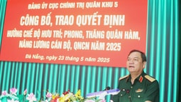 Thăng quân hàm cho 11 đồng chí thuộc Viện kiểm sát Quân sự Quân khu 5