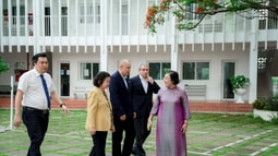 Trường Phan Chu Trinh (Bình Dương) phối hợp tổ chức khám bệnh, tặng quà cho gia đình chính sách tại Tiền Giang