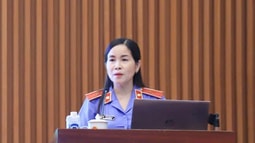 Tấm gương sáng về tinh thần trách nhiệm, bản lĩnh chính trị vững vàng và luôn tận tâm với công việc