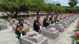 VKSQS khu vực 43 và VKSND tỉnh Quảng Trị tri ân tưởng nhớ các anh hùng liệt sĩ và thăm hỏi các gia đình chính sách