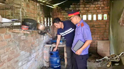 Kiểm sát viên VKSND khu vực 7 (TP Đà Nẵng) kiểm sát trực tiếp việc khám nghiệm hiện trường vụ án
