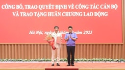  VKSND tối cao công bố, trao quyết định về công tác cán bộ và trao tặng Huân chương Lao động