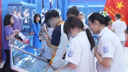 Học sinh, sinh viên tham quan không gian triển lãm “Thành tựu ngành Kiểm sát nhân dân”