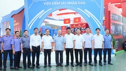 Đồng chí Trần Quốc Vượng tham quan không gian trưng bày “Thành tựu ngành Kiểm sát nhân dân”