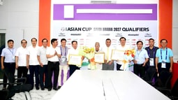 Lãnh đạo VFF trao Kỷ niệm chương “Vì sự nghiệp Bóng đá Việt Nam” cho các cá nhân tiêu biểu