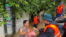 VKSND thành phố Đà Nẵng phối hợp cùng Bộ Tư lệnh Vùng 3 Hải quân ứng cứu người dân vùng mưa lũ miền Trung
